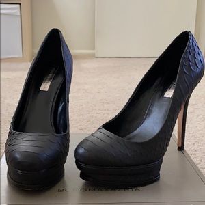 BCBG Glazed python pump